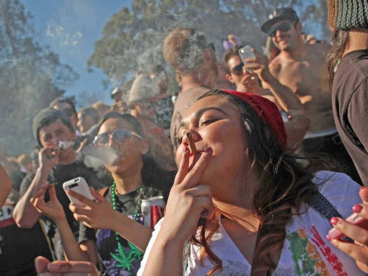 crowd_of_people_smoking_cannabis