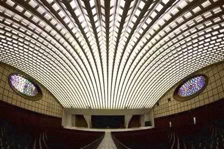 INSIDE THE POPE’S REPTILIAN AUDIENCE HALL IN VATICAN CITY